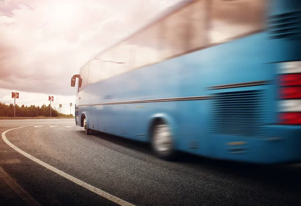 Λεωφορείο Κινείται Στο Δρόμο Στην Πόλη Νωρίς Πρωί Άποψη Της — Φωτογραφία Αρχείου