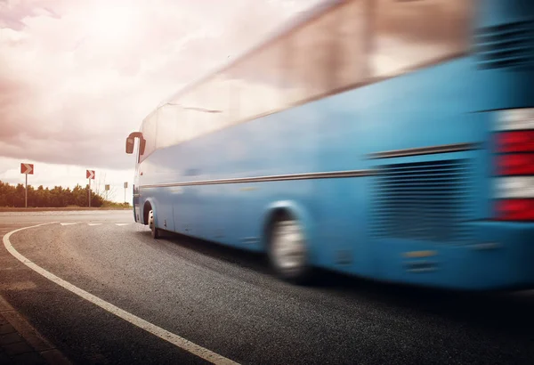 Ônibus Movendo Estrada Cidade Início Manhã Vista Para Tráfego — Fotografia de Stock