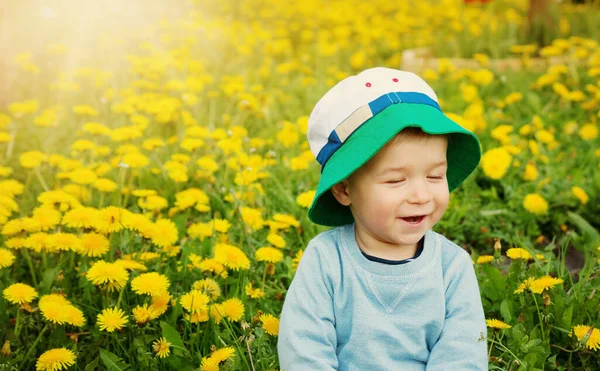 Kleine Jongen Hoed Zittend Het Veld Met Paardebloemen Zomer Gelukkig — Stockfoto