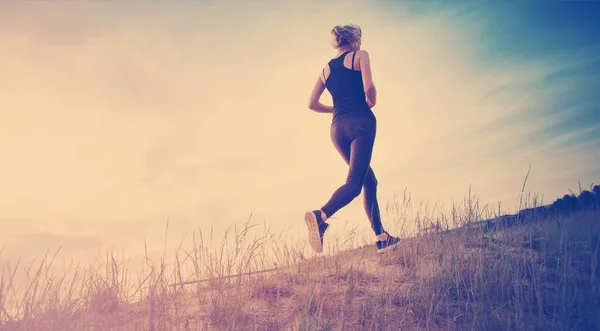 Mujer Joven Corriendo Campo Cerca Playa Atardecer Persona Activa Aire — Foto de Stock