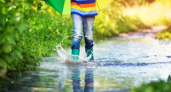Yağmurlu Havalarda Birikintisi Içinde Yürüyen Bir Çocuk Oğlan Yazın Yağmur — Stok fotoğraf