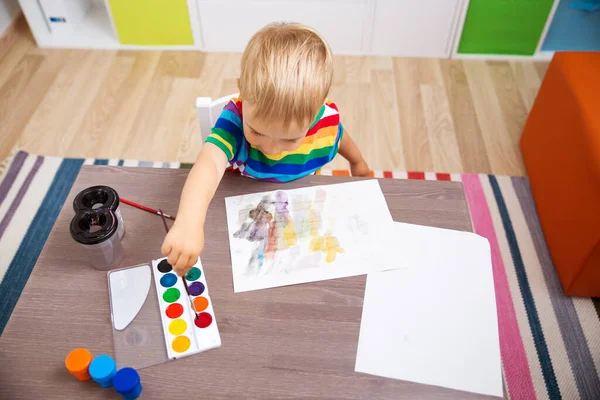 Niño Dibujando Papel Niño Sentado Silla Mesa Con Pinturas — Foto de Stock