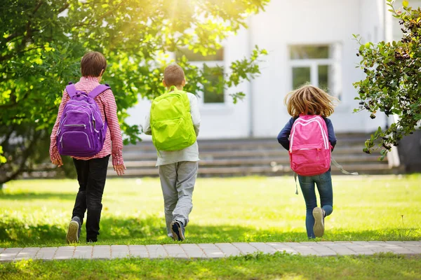 Kinder Mit Rucksäcken Stehen Park Der Nähe Der Schule Schüler — Stockfoto