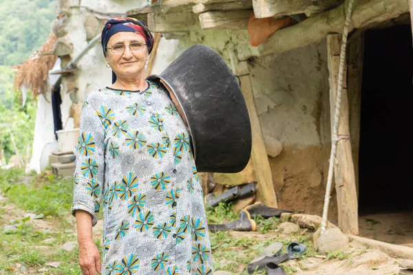 Retrato Una Mujer Mayor Musulmana Tela Tradicional Sosteniendo Una Olla — Foto de Stock