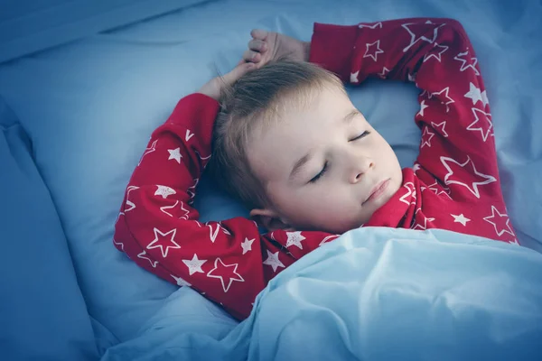 Сонний Хлопчик Лежить Ліжку Синіми Постільними Речами Втомилася Дитина Спальні — стокове фото