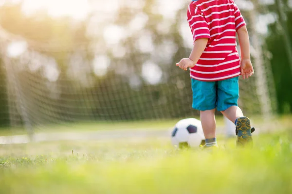 Niño Jugando Fútbol Campo Con Puertas Niño Activo Verano Con — Foto de Stock