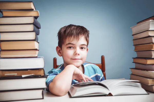 Yedi Yaşında Çocuk Evde Kitap Okurken Çocuk Eğitim Mavi Zemin — Stok fotoğraf