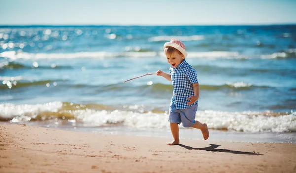 Niño Caminando Mar Con Sombrero Paja Niño Vacaciones Verano Playa — Foto de Stock