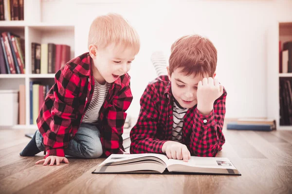 Yaşındaki Çocuk Ağabeyi Evde Kitapların Arasında Oturuyorlar Meraklı Çocuklar Beyaz — Stok fotoğraf