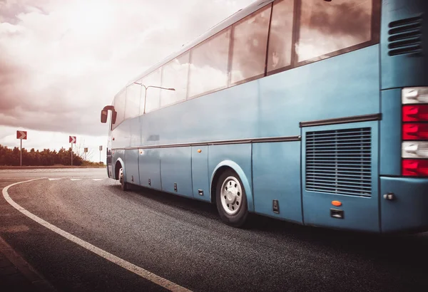 Ônibus Movendo Estrada Cidade Início Manhã Vista Para Tráfego — Fotografia de Stock