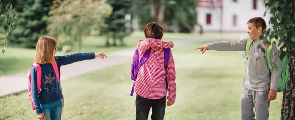 Kinder Mit Rucksäcken Stehen Park Der Nähe Der Schule Schüler — Stockfoto