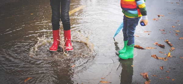 Criança Andando Solas Pulando Poça Tempo Chuvoso Menino Sob Chuva — Fotografia de Stock