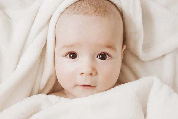 Liten Pojke Sover Mjuk Vit Filt — Stockfoto