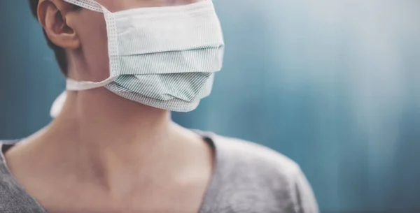 Jonge Vrouw Medische Gezichtsbescherming Masker Binnen Blauwe Achtergrond Ziekelijk Persoon — Stockfoto