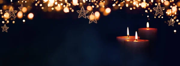 Kaarsen Branden Kerstnacht Met Gouden Sterren Bokeh Voor Een Achtergrond — Stockfoto