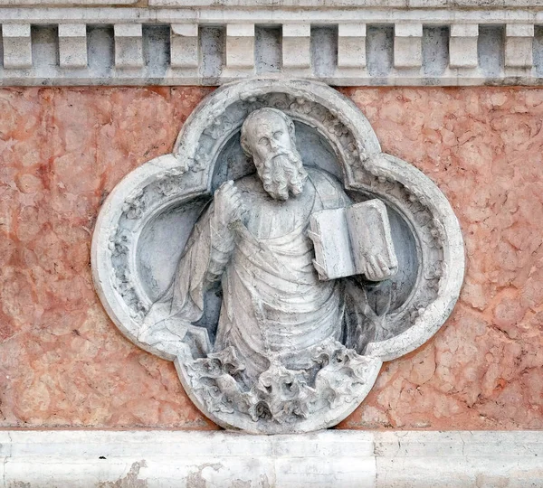 聖ポールジョバンニFerabechはボローニャ イタリアのサン ペトロニオ大聖堂のファサードに救済 — ストック写真