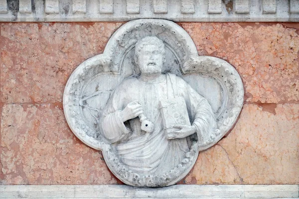 San Pedro Giovanni Riguzzo Relieve Fachada Basílica San Petronio Bolonia — Foto de Stock