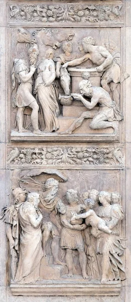 Alfonso Lombardi所写的Rebecca Up和Moses的故事 意大利博洛尼亚San Petronio大教堂左边的门 — 图库照片