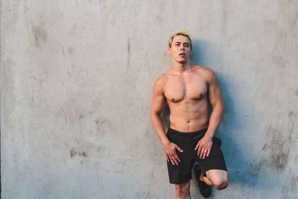 Retrato Natural Joven Atlético Sin Camisa Parado Cerca Muro Hormigón — Foto de Stock