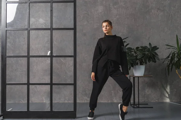 Młoda Kobieta Czarnej Odzieży Sportowej Spodniach Bluzie Koncepcja Modnego Stroju — Zdjęcie stockowe
