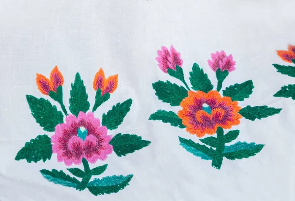 Crafts Beautiful Red Flowers Green Leaves Embroidery Stitch Embroidery White — Stock Photo, Image