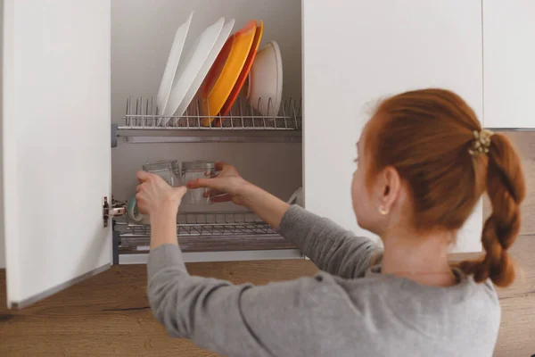 Abrindo Porta Armário Cozinha Mulher Colocando Placas Nele — Fotografia de Stock