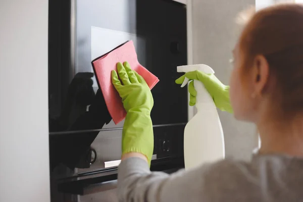 Kadın Fırını Mikrodalgayı Temizliyor Mutfakta Bez Parçaları Var — Stok fotoğraf