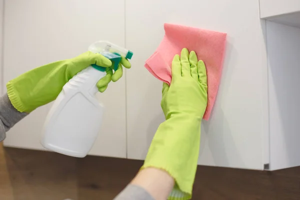Vrouw Het Reinigen Van Keukenkastdeur Met Doek Spray Wasmiddel Keuken — Stockfoto