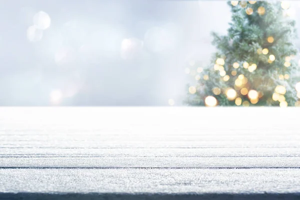 Κενό Ξύλινο Τραπέζι Χριστουγεννιάτικο Δέντρο Παγωμένο Χειμώνα Οριζόντια Φόντο Bokeh — Φωτογραφία Αρχείου