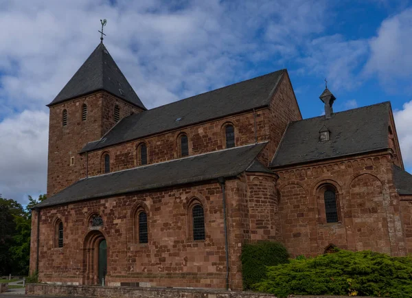 秋天参观德国村庄Nideggen的圣约翰尼斯浸信会教堂 — 图库照片