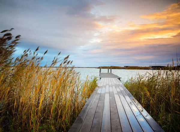 Jetty Jezeře Neusiedlersee Burgenlandu Bouřlivých Podmínek — Stock fotografie