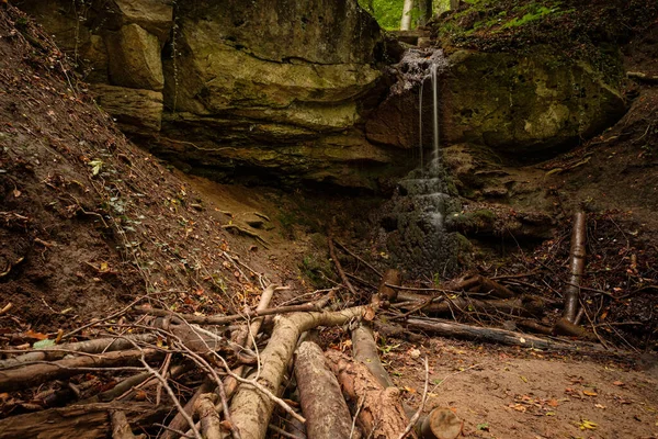 瀑布正落在森林景观中的砂岩岩石上 — 图库照片