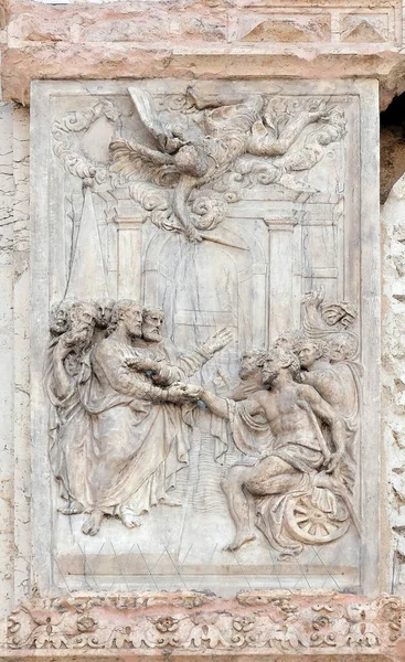 イタリア ボローニャのサン ペトロニオ大聖堂の左側のドアにTeodosioロッシによるパネルBethesdaのプール — ストック写真