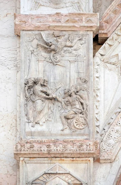 位于意大利博洛尼亚圣彼得罗尼奥大教堂左门的Teodosio Rossi小组的Bethesda水池 — 图库照片