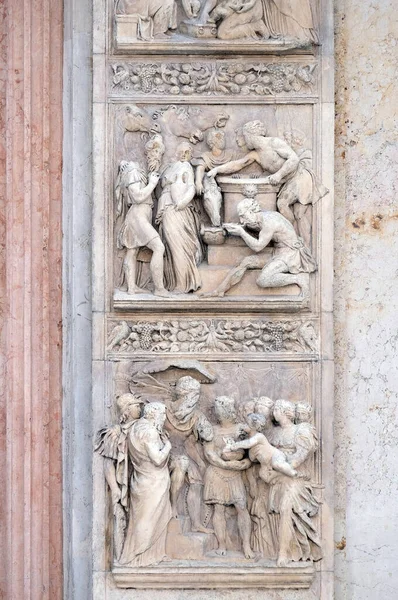 Истории Ребекки Моисея Альфонсо Ломбарди Левая Дверь Базилики Сан Петронио — стоковое фото