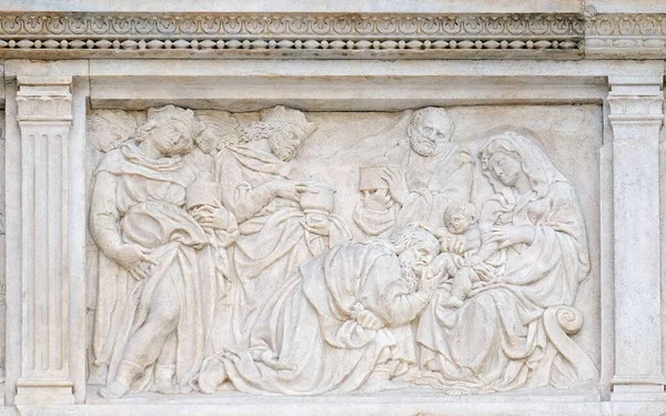 キリスト降誕シーン マギの崇拝 ボローニャの聖ペトロニウス大聖堂のポータル上の救済 イタリア — ストック写真