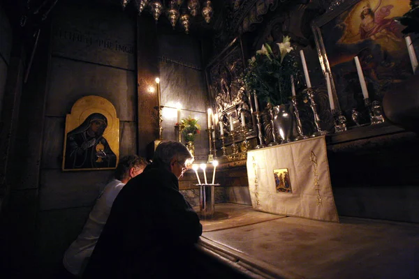 Пілігрими Моляться Біля Гробу Ісуса Церкві Святого Сепульхра Традиційному Місці — стокове фото
