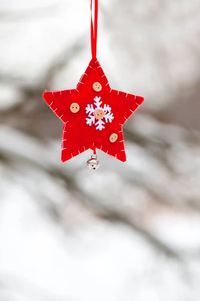 冬は雪の上に赤い白いフェルトの星の飾りがかかっているクリスマスの風景 — ストック写真