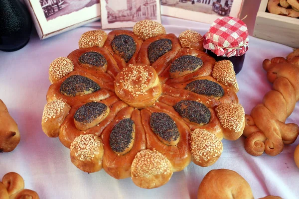 市場に出回っているトルコの伝統的なパン屋さん — ストック写真