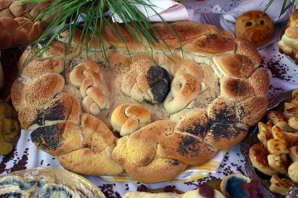 Nybakat Bröd Med Vallmofrön Och Korg Vete — Stockfoto