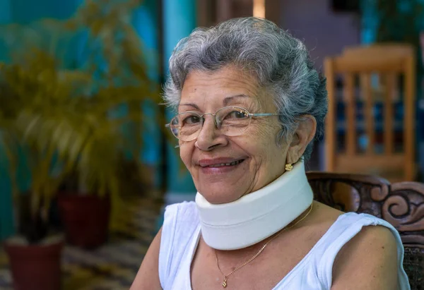 穿着自制颈椎固定器项圈微笑的老年妇女 — 图库照片