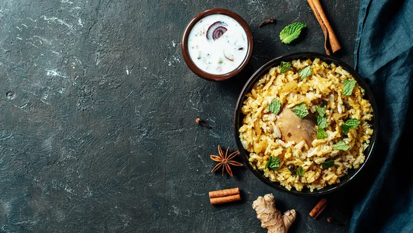 Pakistanisches Essen Biryani Reis Mit Huhn Und Raita Joghurt Dip — Stockfoto