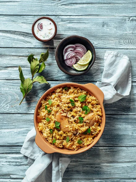 Comida Paquistanesa Arroz Biryani Com Frango Molho Iogurte Raita Delicioso — Fotografia de Stock