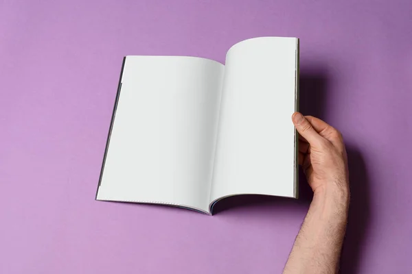 Mannelijke Hand Opende Een Boek Catalogus Paarse Achtergrond Mock Serie — Stockfoto