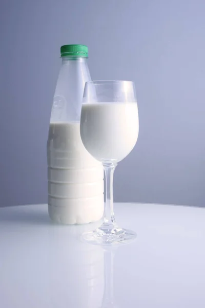 Склянка Молока Пляшка Білого Вина Синьому Фоні — стокове фото