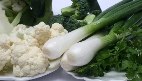 白色背景的新鲜花椰菜和欧芹 — 图库照片