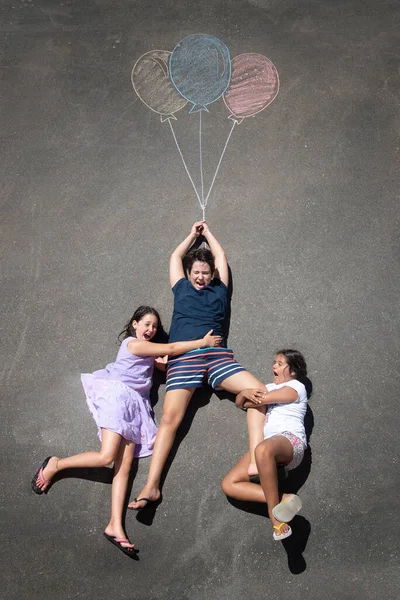 Junges Verliebtes Paar Spielt Mit Luftballons — Stockfoto