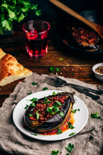 Melanzane Forno Farcite Con Carne Macinata Pomodori Spezie Piatto Bianco — Foto Stock