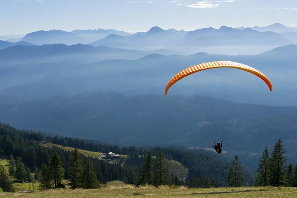 高山の高地でパラグライダー — ストック写真
