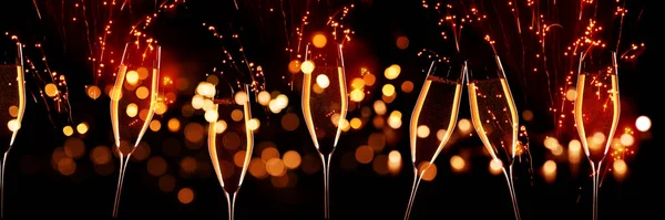 Festeggiamenti Con Champagne Davanti Cielo Rosso Scintillante Fuochi Artificio Bokeh — Foto Stock